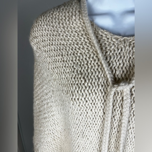 VERY soft Alpaca wool woven poncho with fringe from Urban Outfitters - Picture 3 of 5